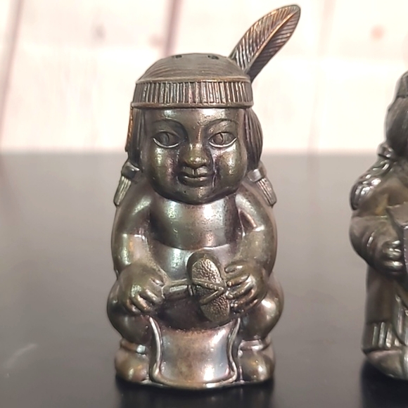 Vintage 90s Japan Metal Native American Indian Couple Salt & Pepper Shakers NM - Picture 5 of 16